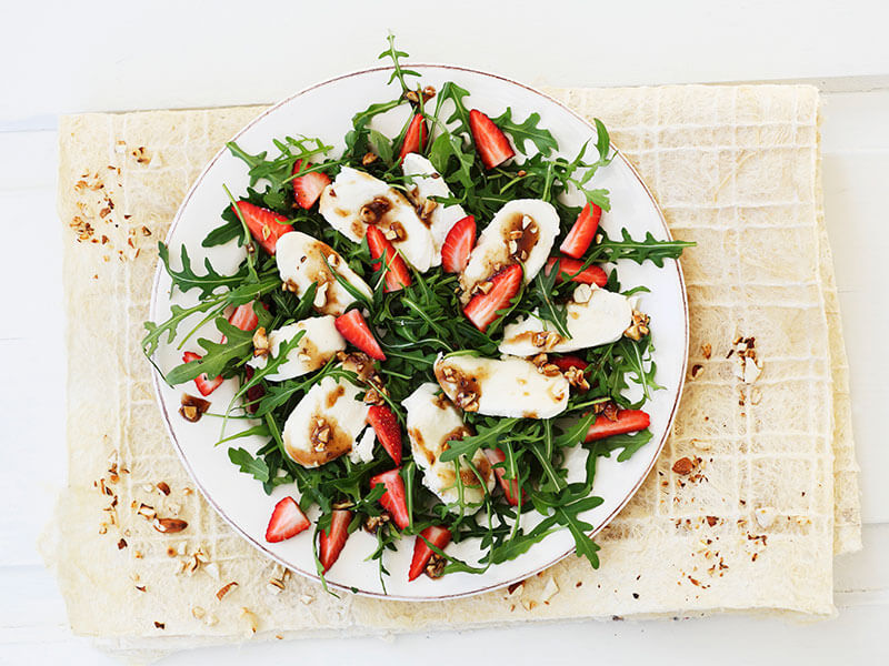 Cashew, mozzarella and strawberry salad