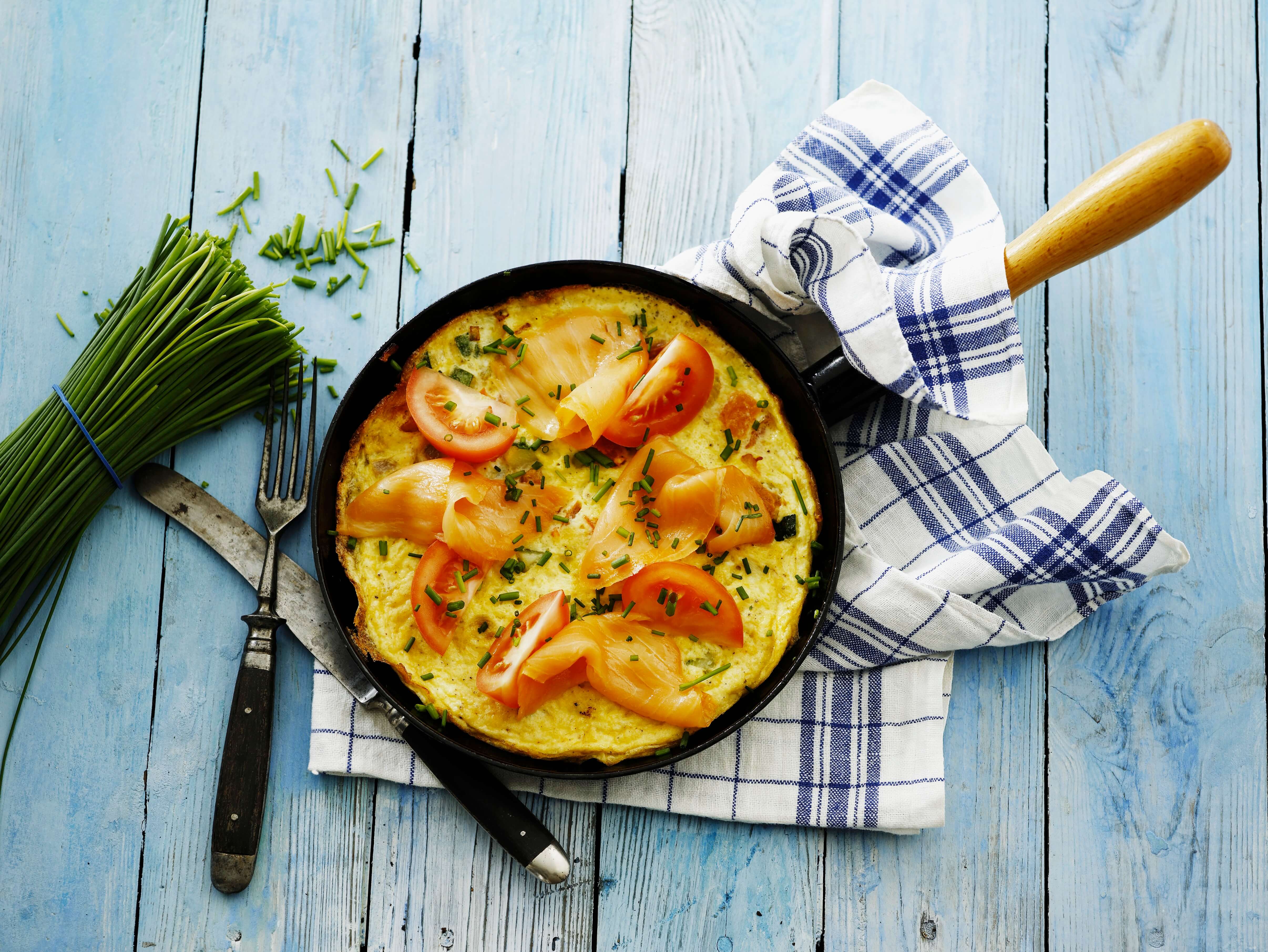 Frittata with salmon, tomatoes and chives