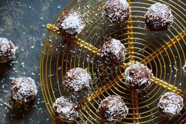 Date-and-chocolate-balls